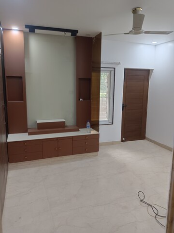Room in 4 BHK Apartment at Sarita Vihar – for Sale