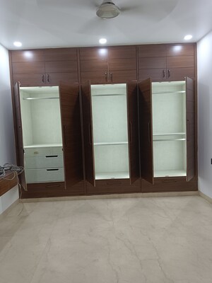 Room in 4 BHK Apartment at Sarita Vihar – for Sale