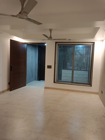 Room in 4 BHK Apartment at Sarita Vihar – for Sale