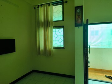 Room in 2.5 BHK Apartment at Maruti Mandir – for Rent