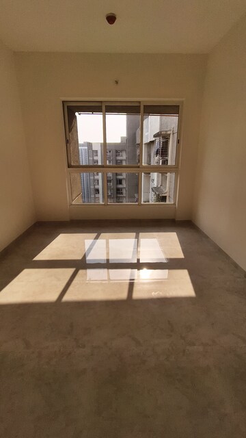 Room in 2 BHK Apartment at Lodha Amara, Kolshet Road – for Rent