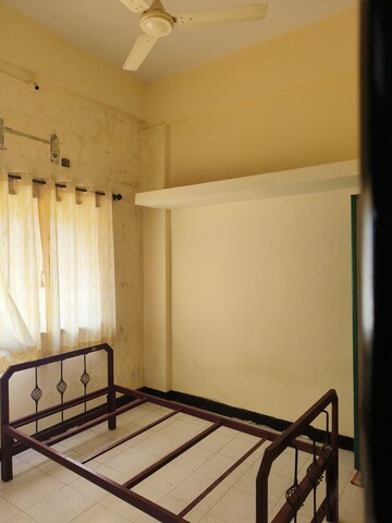 Bedroom in 2.5 BHK Apartment at Maruti Mandir – for Rent