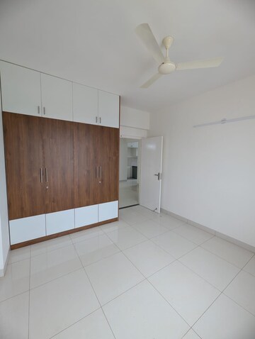 Room in 3 BHK Apartment at Salarpuria Sattva Exotic, Kogilu – for Rent