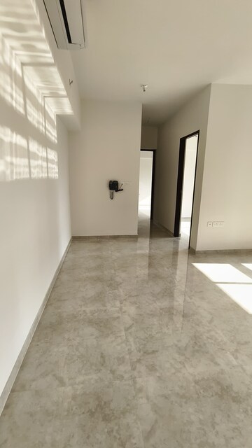 Room in 2 BHK Apartment at Lodha Amara, Kolshet Road – for Rent