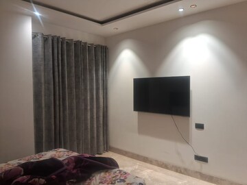 Room in 4 BHK Builder Floor at Dlf Phase I – for Rent