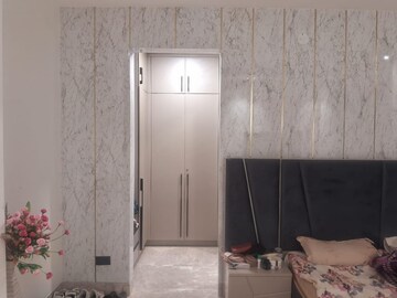 Room in 4 BHK Builder Floor at Dlf Phase I – for Rent