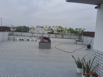 Terrace in 4 BHK Builder Floor at Dlf Phase I – for Rent