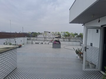 Terrace in 4 BHK Builder Floor at Dlf Phase I – for Rent