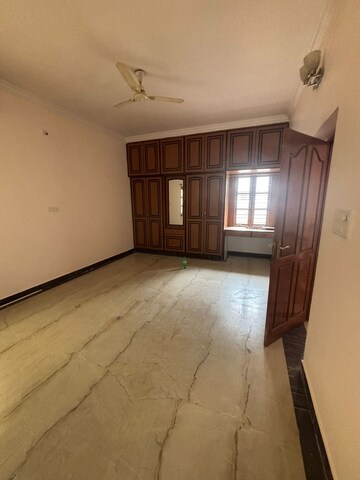 Room in 4 BHK Apartment at Hsr Layout Sector 2 – for Rent