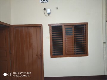 Room in 2 BHK Independent House at Kabir Chaura – for Rent