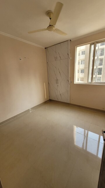Room in 3 BHK Apartment at Amrapali Golf Homes, Sector 4 Greater Noida – for Rent