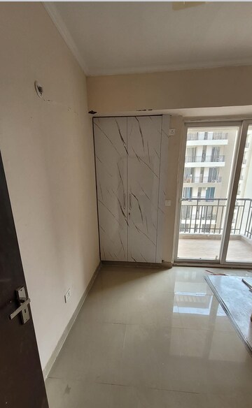 Room in 3 BHK Apartment at Amrapali Golf Homes, Sector 4 Greater Noida – for Rent