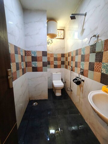 Bathroom in 1 BHK Apartment at South Delhi – for Rent