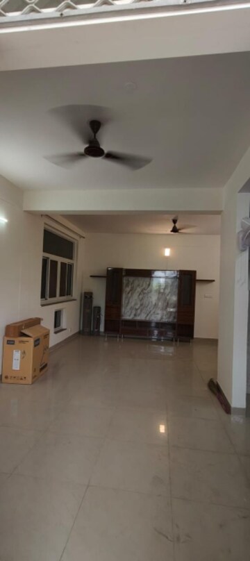 Room in 5 BHK Apartment at Sector 18 Dwarka – for Rent