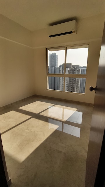 Room in 2 BHK Apartment at Lodha Amara, Kolshet Road – for Rent