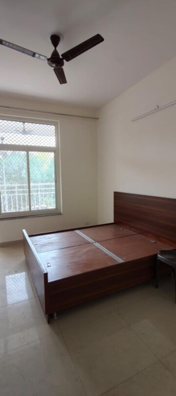 Room in 4 BHK Apartment at Sector 11 Dwarka – for Rent