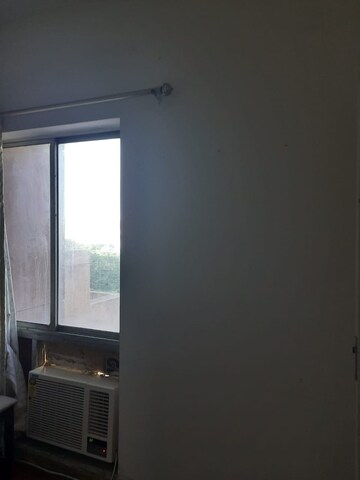 Room in 3 BHK Apartment at DLF Park Place, Sector 54 – for Rent