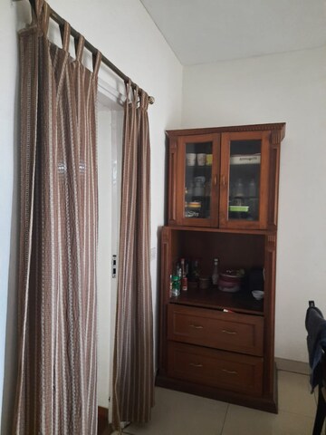 Furnished Amenities in 3 BHK Apartment at DLF Park Place, Sector 54 – for Rent