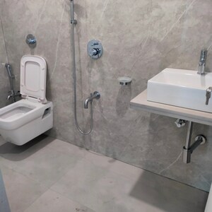 Bathroom in 3 BHK Apartment at Golden Heights Andheri West, Andheri West – for Sale