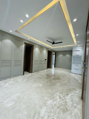 Room in 4 BHK Builder Floor at SS Southend Floors, South City 2 – for Sale