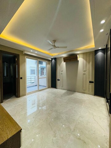 Room in 4 BHK Builder Floor at SS Southend Floors, South City 2 – for Sale