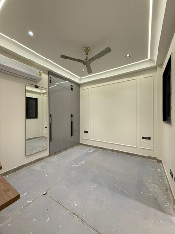 Room in 4 BHK Builder Floor at SS Southend Floors, South City 2 – for Sale