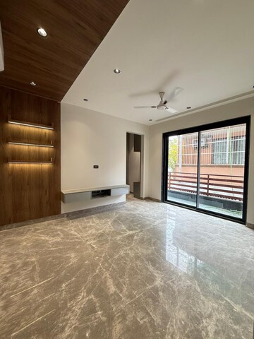Room in 4 BHK Builder Floor at SS Southend Floors, South City 2 – for Sale