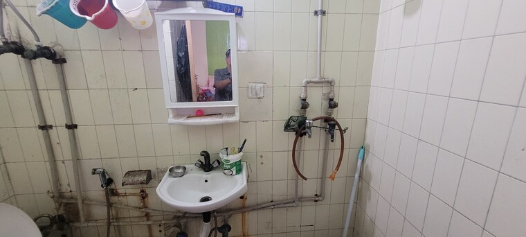 Bathroom, vaishali sector 5 2 Bedroom 1100 Sq.Ft. Builder Floor In Vaishali Sector 5 Ghaziabad 8864464