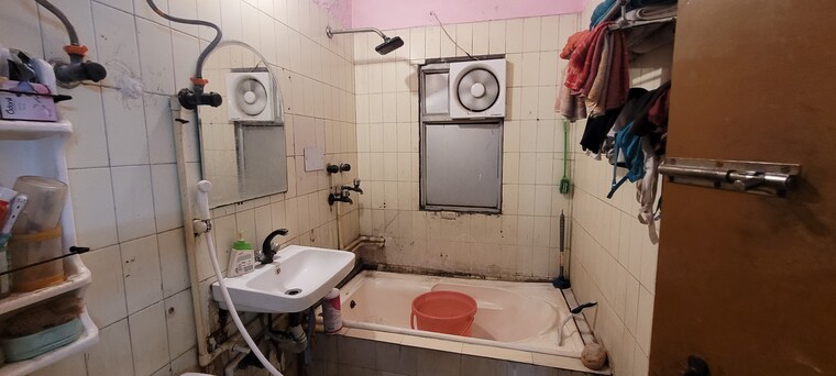 Bathroom, vaishali sector 5 2 Bedroom 1100 Sq.Ft. Builder Floor In Vaishali Sector 5 Ghaziabad 8864464