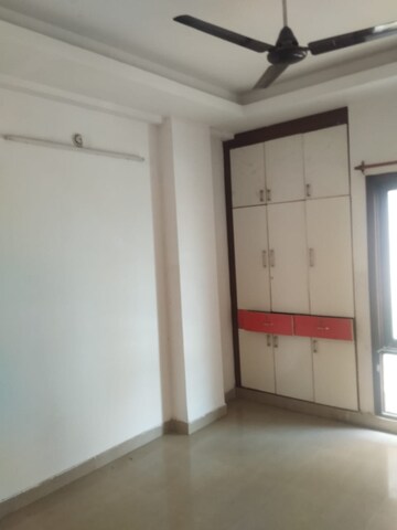 Room in 3 BHK Apartment at Gomti Nagar – for Rent
