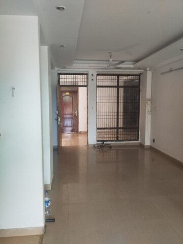 Room in 3 BHK Apartment at Gomti Nagar – for Rent