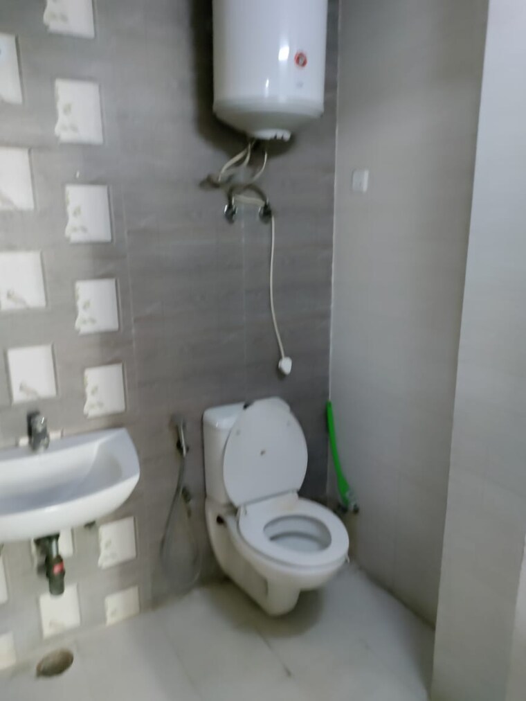 Bathroom, maxblis-grand-wellington 1 Bedroom 615 Sq.Ft. Apartment In Sector 75 Noida 8864725