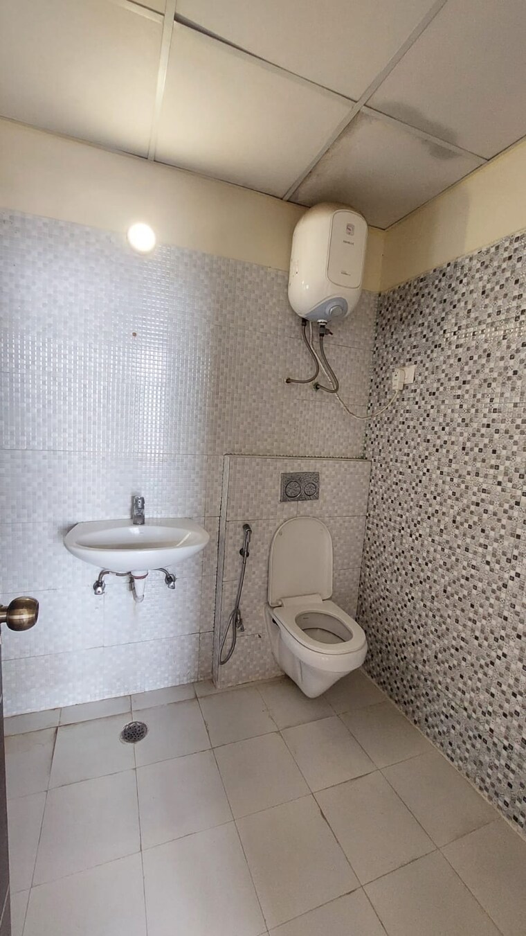 Bathroom, maxblis-grand-wellington 1 Bedroom 615 Sq.Ft. Apartment In Sector 75 Noida 8864725