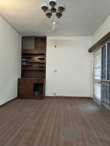 Room in 3 BHK Apartment at Sarita Vihar – for Rent