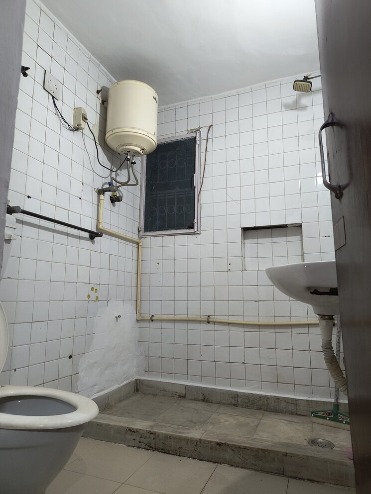 Bathroom, sarita vihar 3 Bedroom 1700 Sq.Ft. Apartment In Sarita Vihar Delhi 8864807