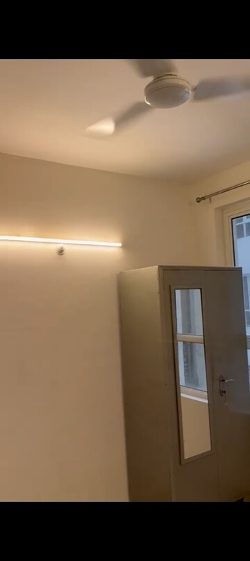 Room in 3 BHK Apartment at Omaxe Waterscapes, Gomti Nagar – for Rent