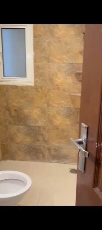 Room in 3 BHK Apartment at Omaxe Waterscapes, Gomti Nagar – for Rent