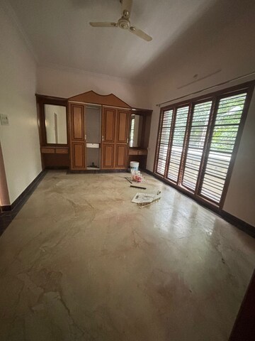 Room in 4 BHK Apartment at Indirapuram Abhay Khand 4 – for Sale