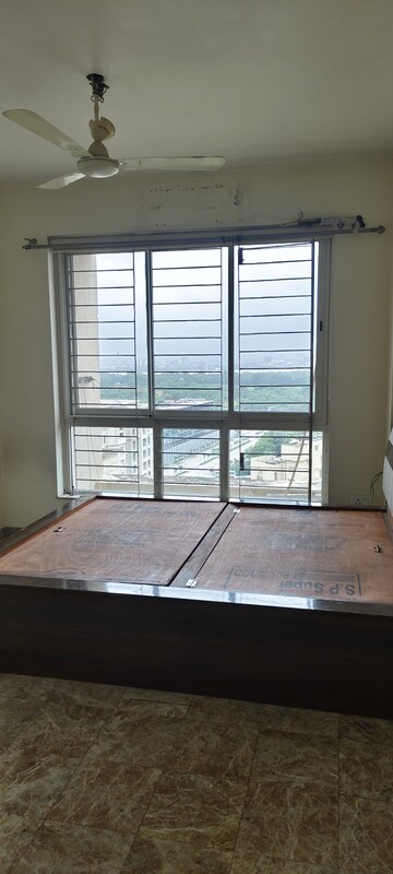 Room in 2 BHK Apartment at Hiranandani Estate, Ghodbunder Road – for Rent