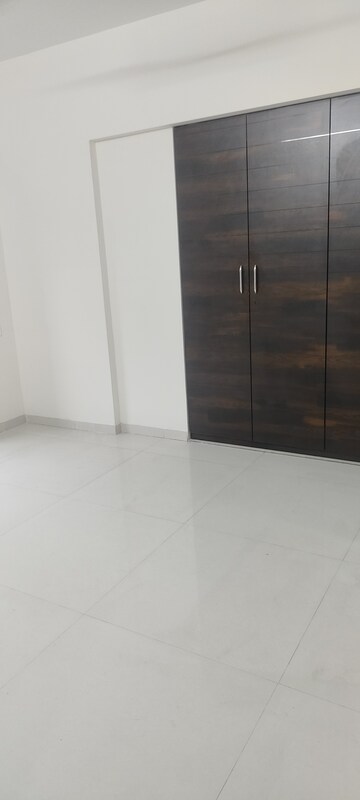 Room in 2.5 BHK Apartment at Rosa Oasis, Ghodbunder Road – for Rent