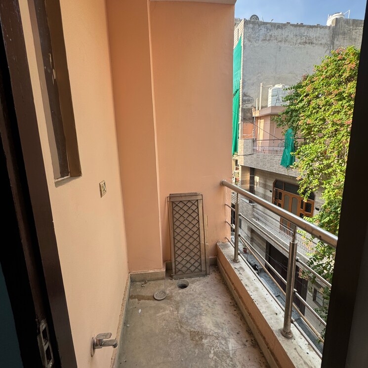 Balcony, vishnu garden 1 Bedroom 50 Sq.Yd. Builder Floor In Vishnu Garden Delhi 8865267