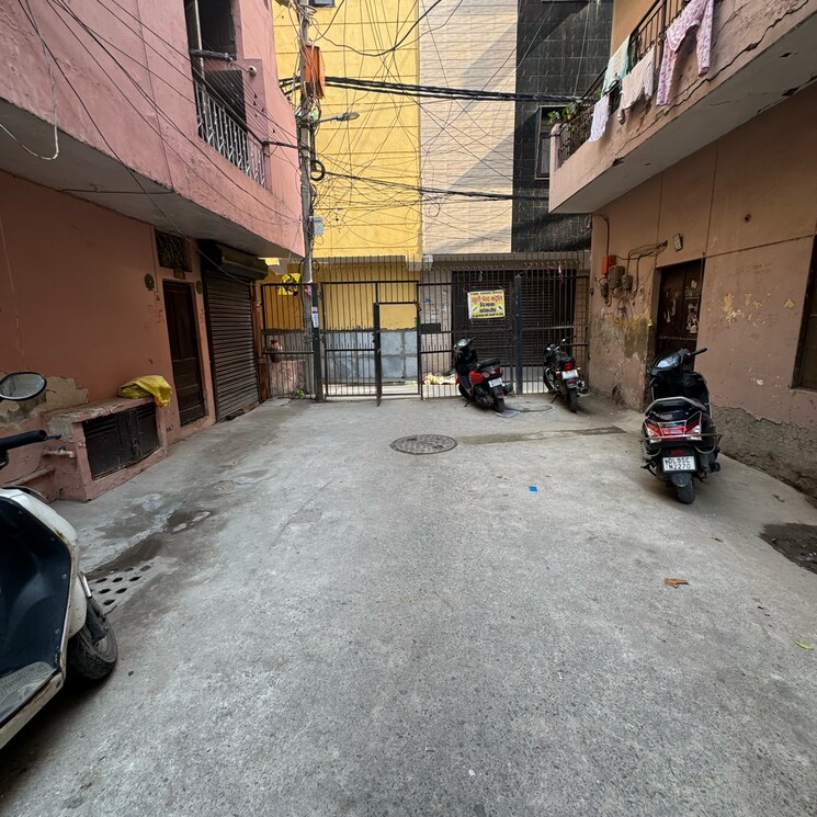  Parking, vishnu garden 1 Bedroom 50 Sq.Yd. Builder Floor In Vishnu Garden Delhi 8865267