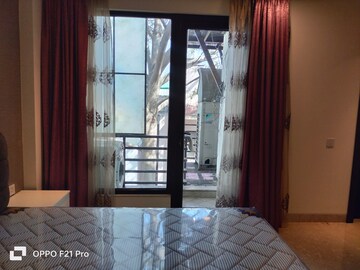 Room in 4 BHK Apartment at Vasant Vihar – for Rent