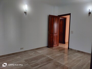 Room in 4 BHK Apartment at Vasant Vihar – for Rent