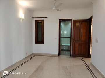 Room in 4 BHK Apartment at Vasant Vihar – for Rent