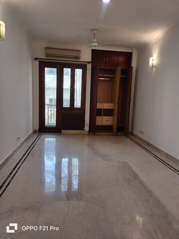 Room in 4 BHK Apartment at Vasant Vihar – for Rent