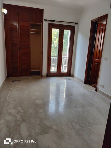 Room in 4 BHK Apartment at Vasant Vihar – for Rent