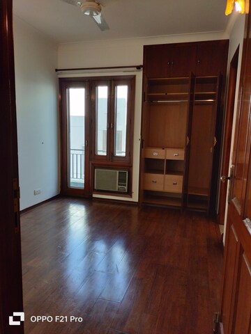 Room in 4 BHK Apartment at Vasant Vihar – for Rent
