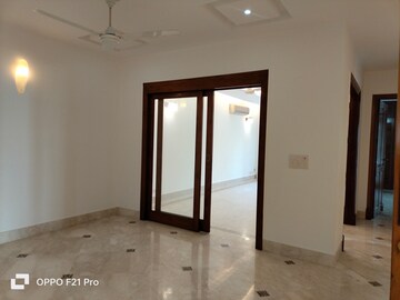 Room in 4 BHK Apartment at Vasant Vihar – for Rent