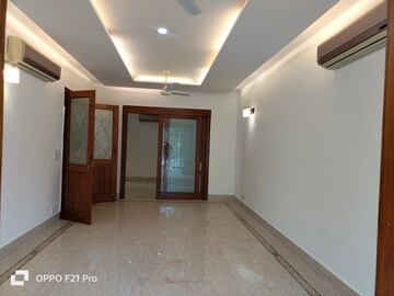 Room in 4 BHK Apartment at Vasant Vihar – for Rent